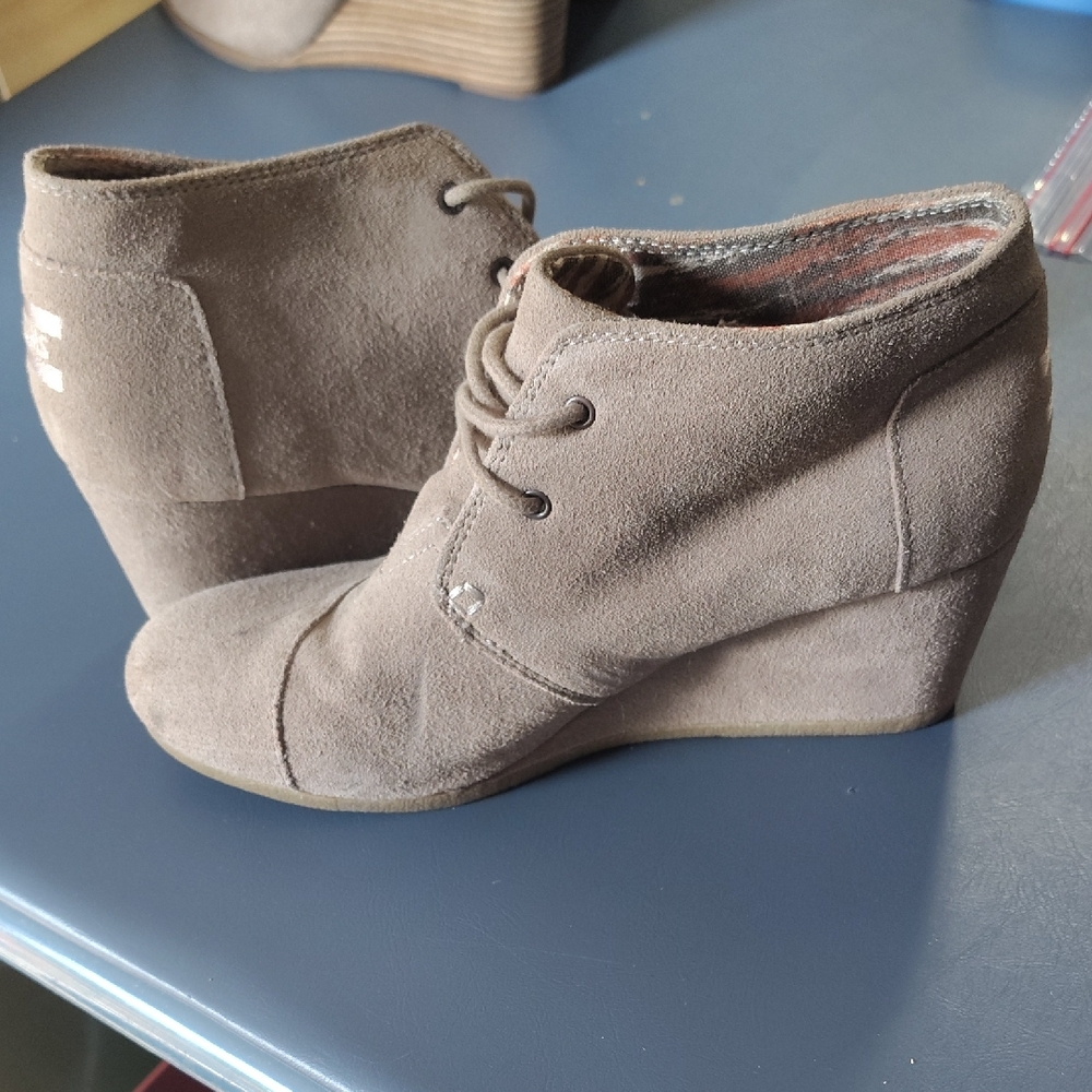 Toms Brown Suede Lace Up Wedge Boots 6M *Call Out*